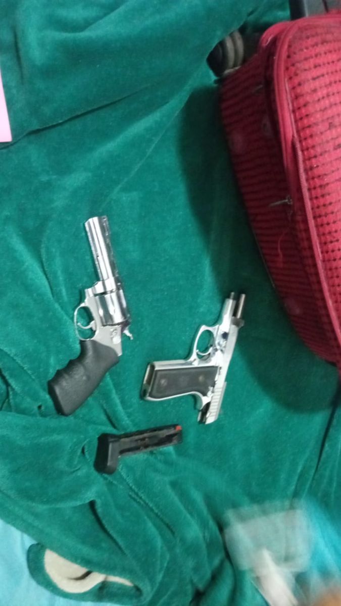 Os primeiros itens apreendidos incluem veículos e armas